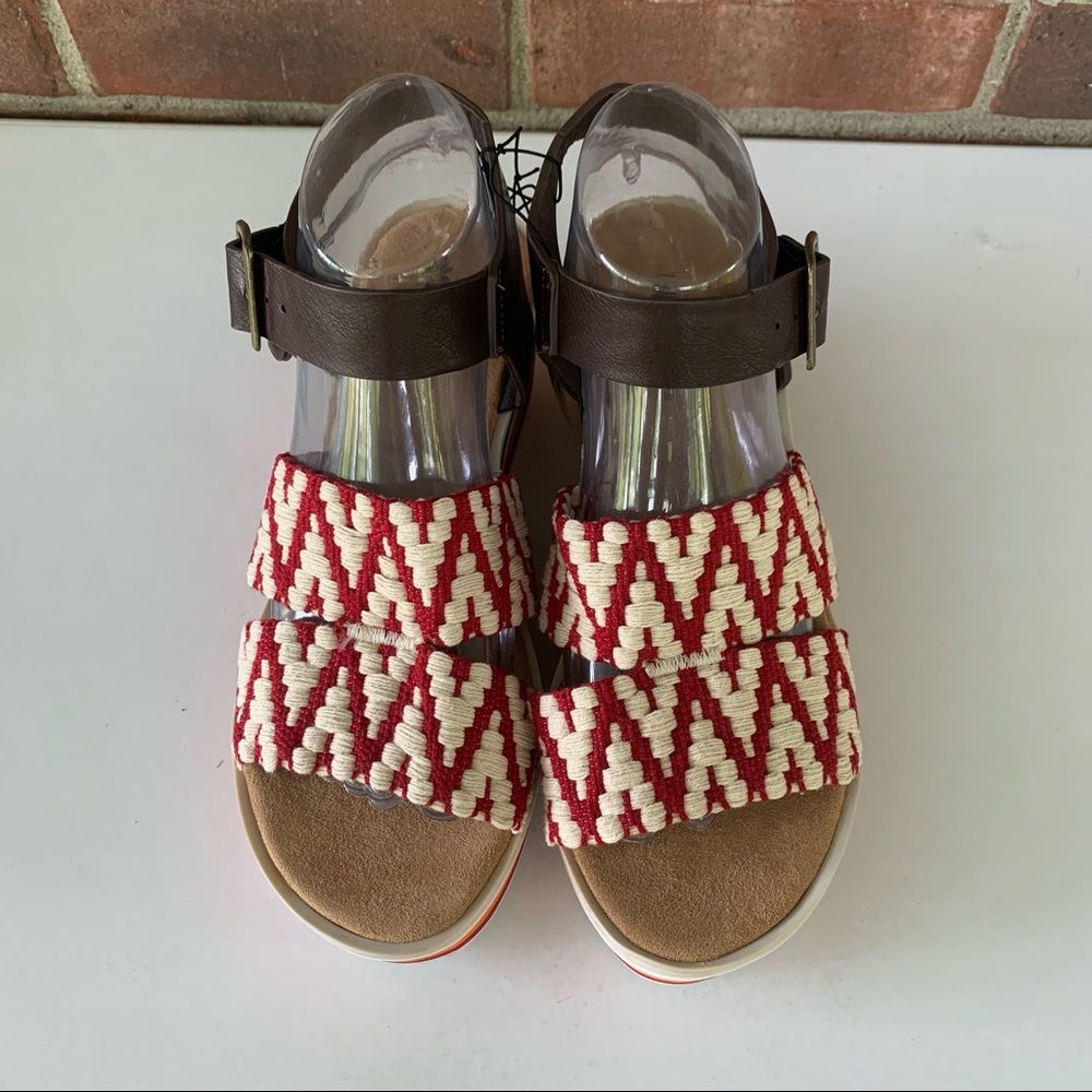 Muk Luks Groove Music Red/Brown Open Toe Ankle Strap Platform Wedge Sandals - Picture 3 of 8